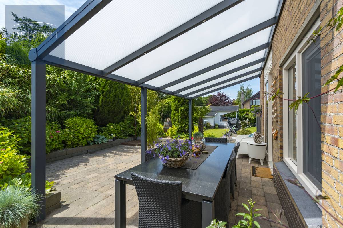Terrassenüberdachungg mit Alu Unterkonstruktion und opalen Stegplatten Terrassenüberdachungg mit Alu Unterkonstruktion und opalen Stegplatten